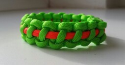 Náramek zelená + oranžová, vzor Kobra - obvod 19 cm - plastová spona