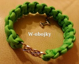 Náramek 22 cm s kovovou ozdobou a přívěskem 