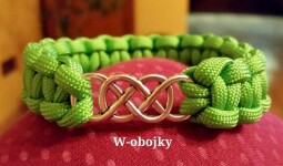 Náramek 22 cm s kovovou ozdobou a přívěskem 