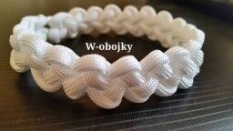 Náramek v bílé barvě- vzor "klikatý uzel" - délka 21 cm včetně plastové sponky