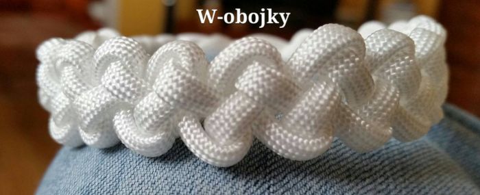 Náramek v bílé barvě- vzor "klikatý uzel" - délka 21 cm včetně plastové sponky
