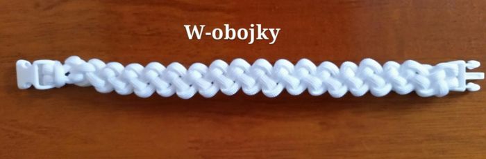 Náramek v bílé barvě- vzor "klikatý uzel" - délka 21 cm včetně plastové sponky